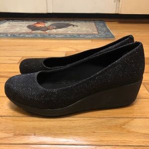 Easy Spirit Women's Esclarita / Clarita Black Shimmery Wedge Pump, 7.5 Wide